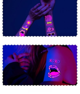 Détail de tatouage néon avec fleurs, lèvres léopard et motifs vibrants sous lumière UV