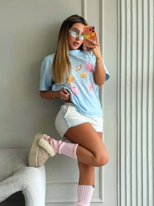 T-shirt bleu clair pour femme avec imprimé océan et short de sport blanc assorti