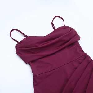 Détail de la robe rouge vin montrant les fines bretelles et le décolleté plissé élégant