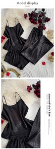 Détails du pyjama en satin noir avec texture jacquard léopard et finitions en dentelle