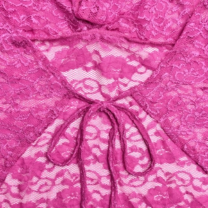 Gros plan sur la dentelle rose et le détail du lacet sur le débardeur d'été