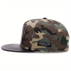 Détail latéral d'une casquette de baseball camouflage avec visière en cuir noir et broderie