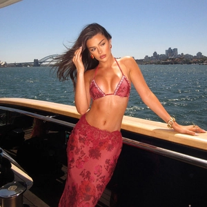 Ensemble bikini fleuri rouge avec haut licou et jupe longue en dentelle pour les vacances