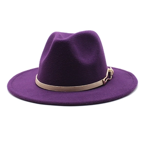 Détail d'un chapeau fedora violet foncé avec ruban en cuir beige et boucle dorée chic
