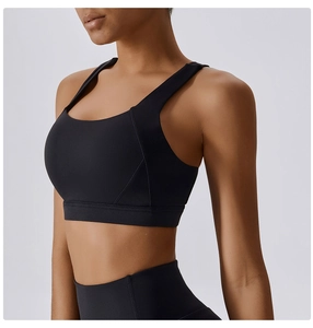 Dettaglio del reggiseno sportivo nero con spalline larghe e cuciture di rinforzo