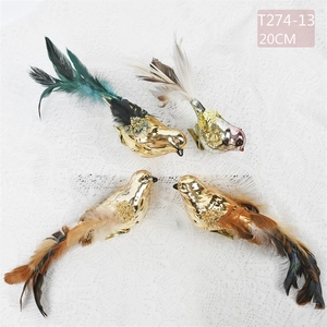 Detail of 20cm metallic bird ornaments with real feathers and sequins for Christmas trees