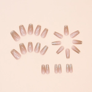 Dettaglio di 24 unghie finte ballerina con sfumatura rosa, glitter oro e marmo