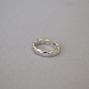 Detailansicht eines verstellbaren Rings aus Silber mit geflochtenem Muster für Damen