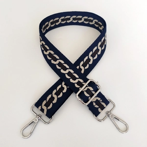 Tracolla blu navy con motivo a catena, ganci argento e fibbia regolabile