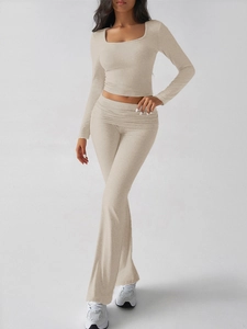 Détail du tissu en maille beige sur le crop top à manches longues et le pantalon de yoga