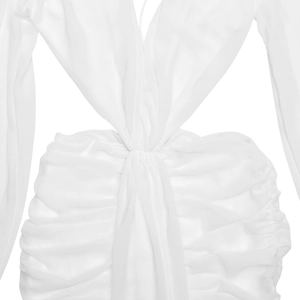 Detailaufnahme weißes Chiffonkleid mit Taillenausschnitt und geraffter Rockstruktur