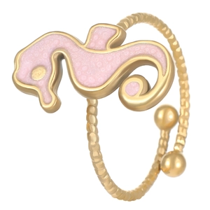 Dettaglio anello regolabile a forma di cavalluccio marino dorato con smalto rosa
