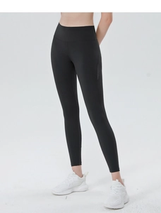 Dettaglio dei pantaloni da yoga a vita alta con rete traspirante per il fitness