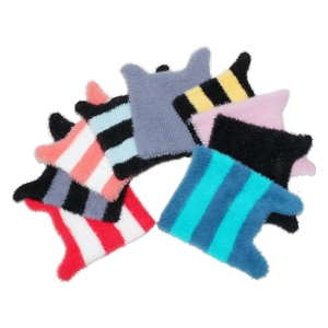 Plüschige gestreifte Korallenvlies-Stricksocken in acht Farben auf weißem Grund