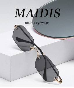 Detalle del puente metálico dorado y lentes gris oscuro en gafas de sol estilo punk