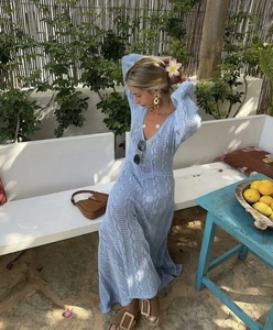 Détail de la robe longue en maille crochet bleu clair avec motif géométrique ajouré
