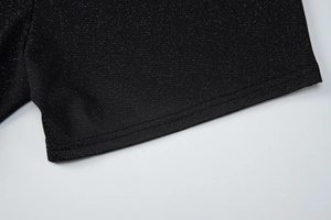 Gros plan sur un tissu noir scintillant avec paillettes argentées et double couture