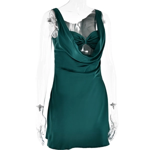 Détail de la robe en satin vert foncé avec col bénitier et nœud évidé élégant