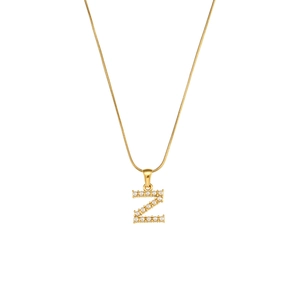 Elegante collana a catena serpente dorata con ciondolo lettera Z e perla su sfondo bianco