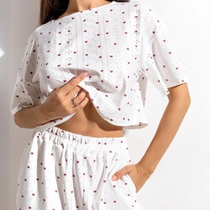 Ensemble blanc deux pièces avec imprimés cœurs rouges et broderie anglaise pour femme