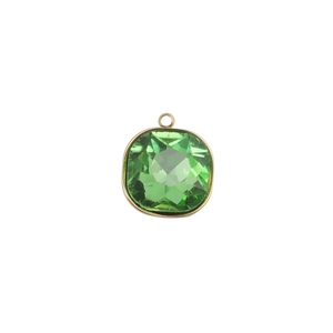 Détail d'un pendentif carré avec pierre de naissance verte et bordure dorée pour bijoux DIY