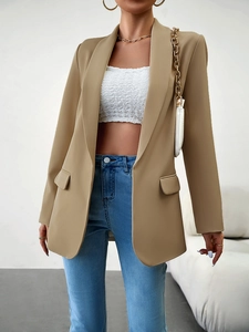 Détail d'un blazer camel à manches longues et simple boutonnage avec poches à rabat