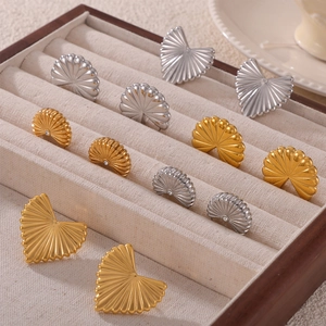 French Retro Heart Fan Shaped Earrings Titanium Steel Gold Plated Pleated Texture Geometric Jewelry With Czech Diamond For Women