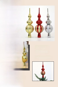 Dettaglio macro dei puntali per albero di Natale a guglia in oro, rosso e argento