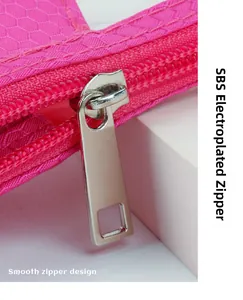Détail d'une trousse à maquillage rose avec une fermeture éclair en métal argenté SBS