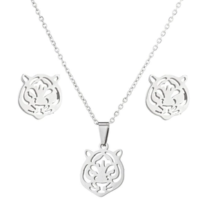 Dettaglio del set collana e orecchini a forma di tigre in acciaio inossidabile argento