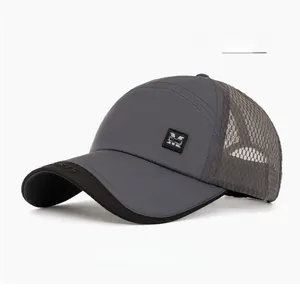 Detail der dunkelgrauen schnelltrocknenden Baseballkappe mit Mesh und Sportlogo
