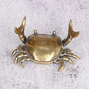 Retro bronze crab sculpture desk ornament and pen holder made of cast metal material