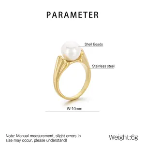 Vista dettagliata di un anello in acciaio dorato da 10mm con perla di conchiglia bianca