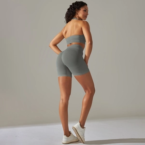 Vista posteriore di reggiseno sportivo e pantaloncini a vita alta senza cuciture grigio-verde