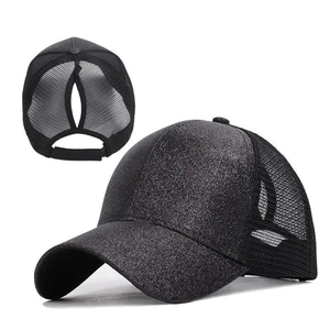 Dettaglio del cappello glitter nero con rete traspirante e foro per coda di cavallo