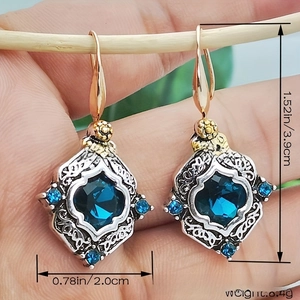 Dettaglio orecchini vintage in pietra blu con dimensioni 3,9 cm di lunghezza e 2,0 cm di larghezza