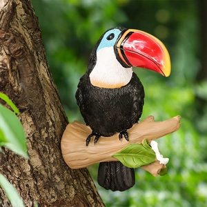 Décoration de jardin toucan en résine réaliste avec des couleurs vives sur une branche