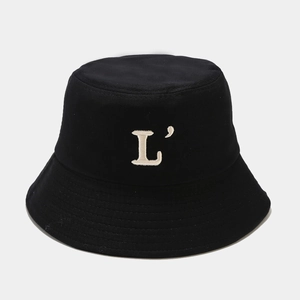Broderie détaillée de la lettre L blanche sur un chapeau bob en toile de coton noir