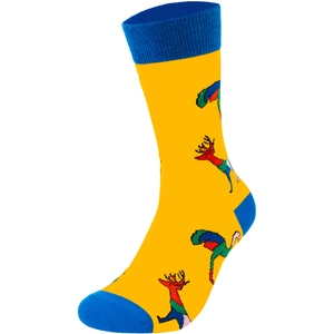 Détail montrant la texture des chaussettes jaunes avec talons bleus et motif cerf coloré