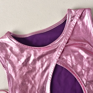 Détail du haut court rose métallisé montrant la doublure violette et le design ajouré
