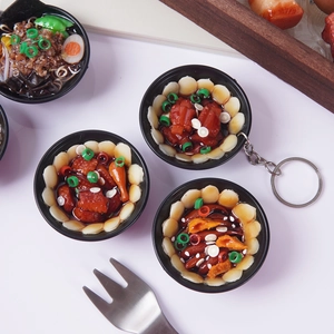 Portachiavi con cibo cinese in miniatura con maiale brasato realistico su sfondo bianco