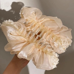 Grande pince à cheveux en soie champagne avec nœud multicouche et détails floraux