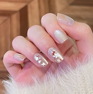 Détails de faux ongles carrés avec effet œil de chat et motifs de fleurs peints à la main
