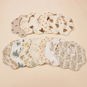 Set van 12 katoenen gaas baby slabbetjes met bloembladrand en schattige dierenprints