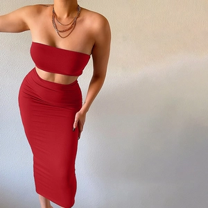Détail de l'ensemble rouge avec haut bandeau et jupe crayon taille haute sur mannequin
