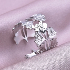 Bague ouverte feuille de ginkgo argentée sur soie montrant les détails des nervures