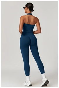 Détail de l'ensemble de sport côtelé bleu foncé avec legging taille haute et brassière dos nu