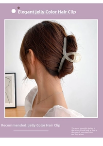 Détail d'une grande pince à cheveux 15cm vert gelée pour coiffure élégante