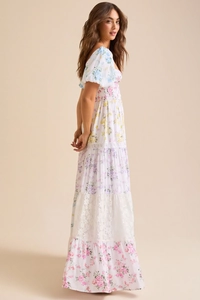 Détails de la robe fleurie à manches bouffantes avec patchwork étagé et dentelle