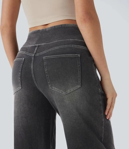 Detailansicht der High-Waist-Jeans mit Gesäßtaschen und weißen Kontrastnähten